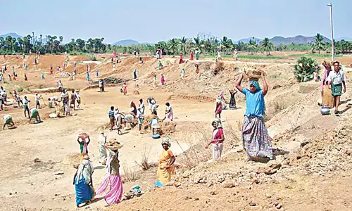 Telangana: राज्य सरकार अतिरिक्त उम्मीदों पर पानी फेर रही