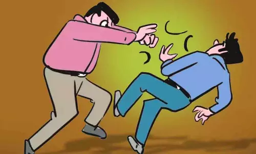 Kerala :  अलप्पुझा पुलिसकर्मी ने ऑटो चालक के सिर पर हेलमेट से वार किया