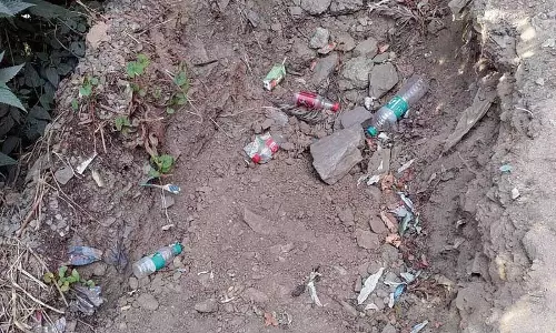 Shimla की सड़कों पर प्लास्टिक की बोतलें बिखरी पड़ी Shimla की सड़कों पर प्लास्टिक की बोतलें बिखरी पड़ी