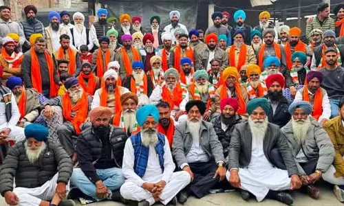 कांग्रेस कार्यकर्ताओं ने AAP के खिलाफ प्रदर्शन किया कांग्रेस कार्यकर्ताओं ने AAP के खिलाफ प्रदर्शन किया