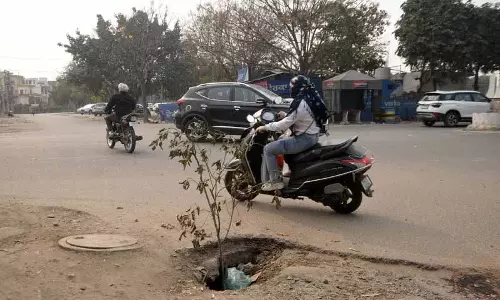 Ranjit Avenue में मैनहोल कवर गायब होने से यात्रियों को खतरा Ranjit Avenue में मैनहोल कवर गायब होने से यात्रियों को खतरा