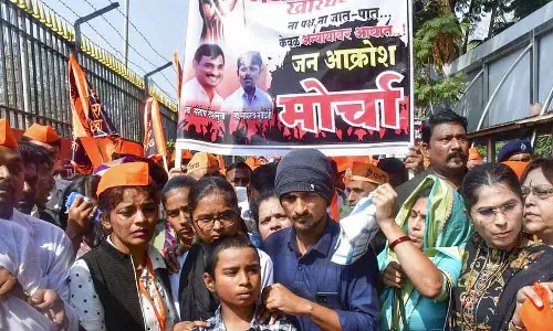 Vanjari समुदाय के मुखिया ने मारे गए सरपंच के परिजनों का समर्थन किया Vanjari समुदाय के मुखिया ने मारे गए सरपंच के परिजनों का समर्थन किया