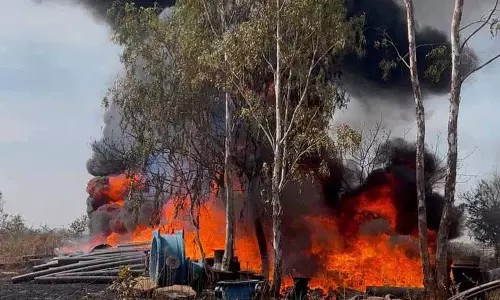 Sangareddy में मिशन भागीरथ पाइप में आग लगा दी गई Sangareddy में मिशन भागीरथ पाइप में आग लगा दी गई
