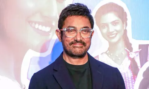 बेटे के साथ वानखेड़े स्टेडियम में नजर आए आमिर खान, VIDEO बेटे के साथ वानखेड़े स्टेडियम में नजर आए आमिर खान, VIDEO