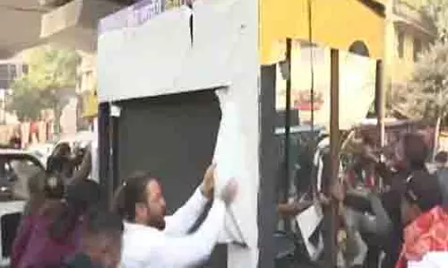 केजरीवाल के खिलाफ वाल्मिकी समाज, दलित महापंचायत का प्रदर्शन, AAP की चुनावी वैन में तोड़फोड़ केजरीवाल के खिलाफ वाल्मिकी समाज, दलित महापंचायत का प्रदर्शन, AAP की चुनावी वैन में तोड़फोड़