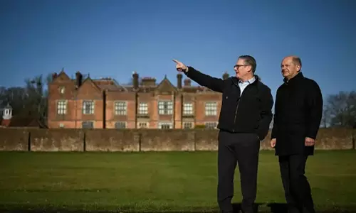 Britain के स्टार्मर ने जर्मन चांसलर स्कोल्ज़ की अपने देश की संपत्ति में मेजबानी की