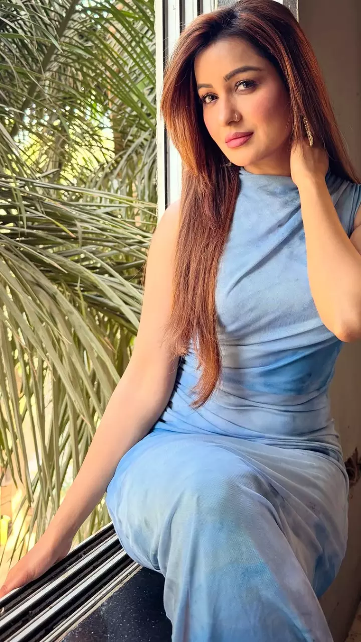 छवि पांडे का गॉर्जियस लुक