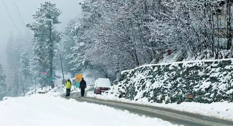 कश्मीर के ऊंचे इलाकों में ताजा बर्फबारी