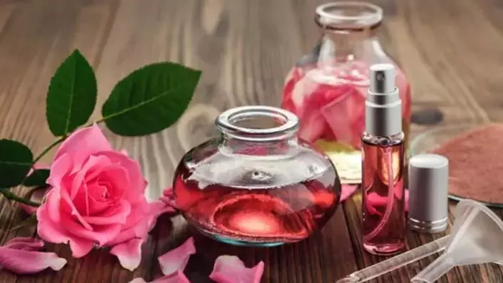 Flower Face Mask: फूलों से बने फेस मास्क आपके चेहरे पर लाएंगे चमक Flower Face Mask: फूलों से बने फेस मास्क आपके चेहरे पर लाएंगे चमक