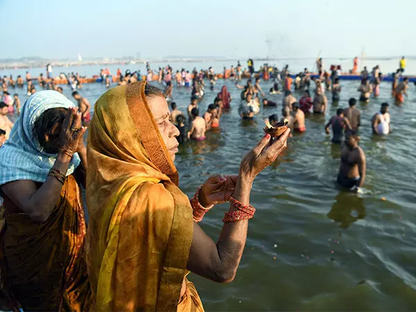 Prayagraj: त्रिवेणी संगम पर बसंत पंचमी स्नान के लिए श्रद्धालुओं ने की व्यवस्था की सराहना