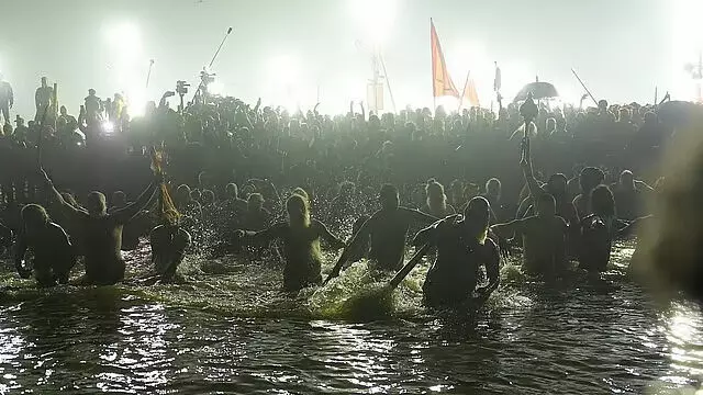 Maha Kumbh : मंत्रोच्चार के साथ समापन - हर हर महादेव के जयकारे, प्रयागराज में हाई अलर्ट