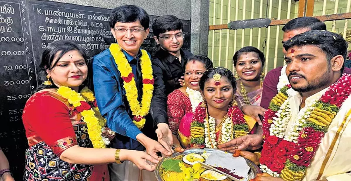 Tamil Nadu: पूर्व कलेक्टर ने सुनामी से बचे सबसे युवा व्यक्ति की शादी संपन्न कराई Tamil Nadu: पूर्व कलेक्टर ने सुनामी से बचे सबसे युवा व्यक्ति की शादी संपन्न कराई