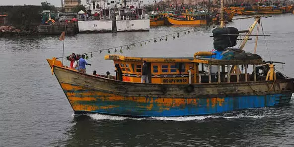 श्रीलंकाई नौसेना का अत्याचार: मंडपम में 10 मछुआरे गिरफ्तार