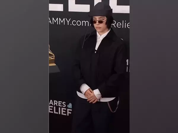 Billie Eilish 2025 ग्रैमी में क्लासिक ब्लैक लुक में पहुंचीं Billie Eilish 2025 ग्रैमी में क्लासिक ब्लैक लुक में पहुंचीं