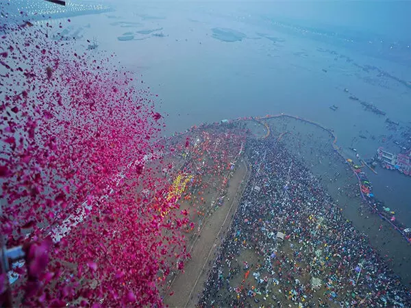 Maha Kumbh: बसंत पंचमी पर अमृत स्नान के दौरान साधु-संतों पर पुष्प वर्षा की गई