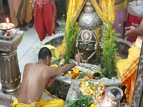 बसंत पंचमी पर Ujjain के महाकालेश्वर मंदिर में विशेष भस्म आरती की गई