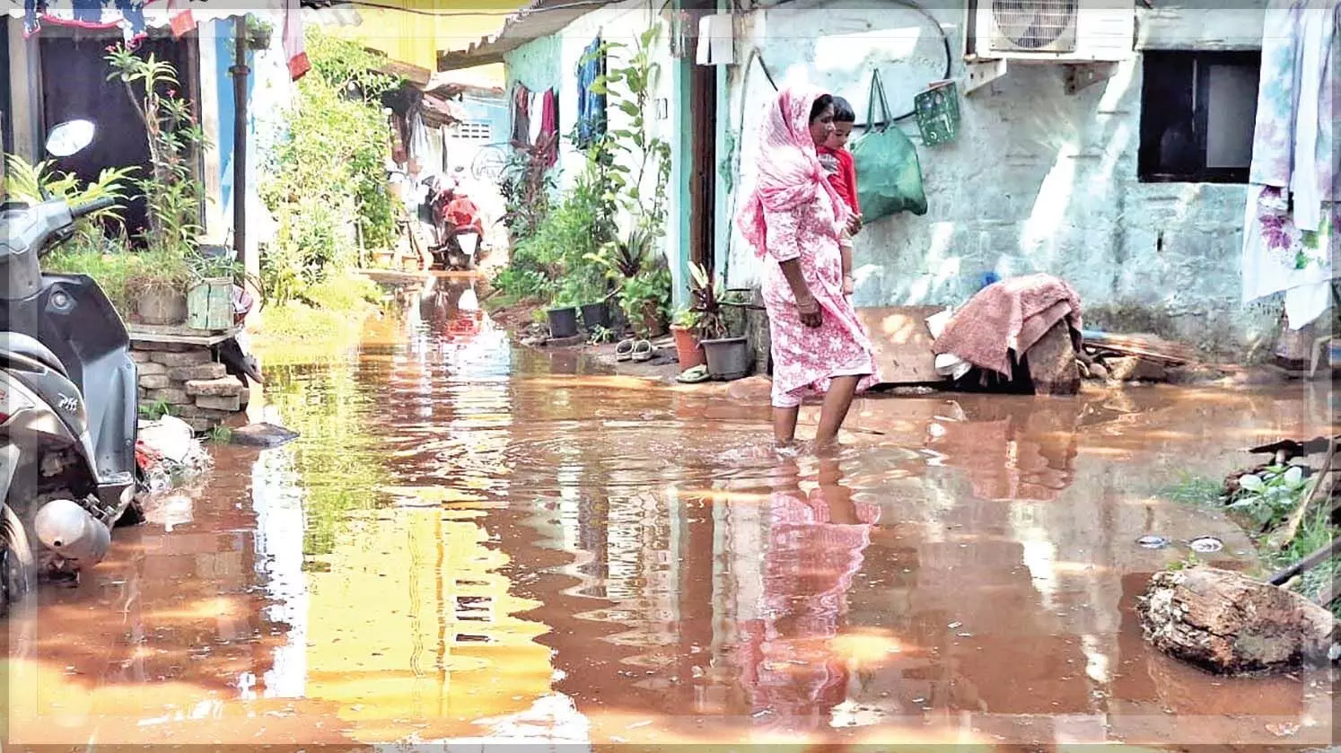 Bhatlem में पानी की पाइपलाइन फटने से घरों में पानी भर गया