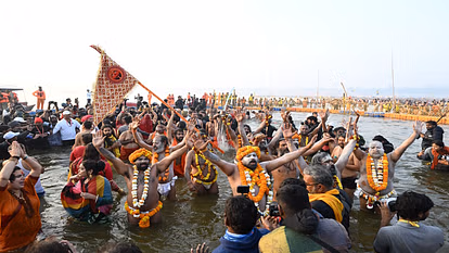 Prayagraj: बसंत पंचमी पर महाकुंभ में उमड़ा आस्था का जनसैलाब Prayagraj: बसंत पंचमी पर महाकुंभ में उमड़ा आस्था का जनसैलाब