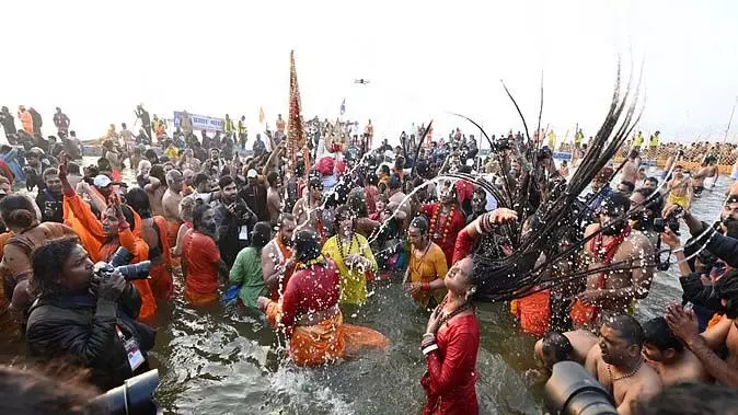 Prayagraj: नृत्य, ढोल और उत्साह, हाथ में गदा और तलवार, आकर्षण का केंद्र बने नागा साधु, स्नान के दौरान मस्ती