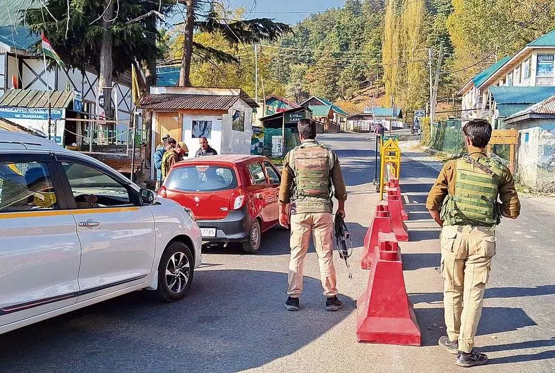 J-K के कुलगाम में आतंकवादी हमले में पूर्व सैनिक और उनकी पत्नी घायल J-K के कुलगाम में आतंकवादी हमले में पूर्व सैनिक और उनकी पत्नी घायल