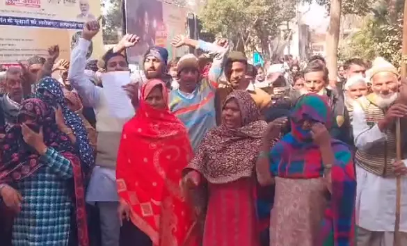 Shamli: ग्रामीणों ने कलेक्ट्रेट पहुंच एक व्यक्ति पर अवैध वसूली करने का आरोप लगाया Shamli: ग्रामीणों ने कलेक्ट्रेट पहुंच एक व्यक्ति पर अवैध वसूली करने का आरोप लगाया
