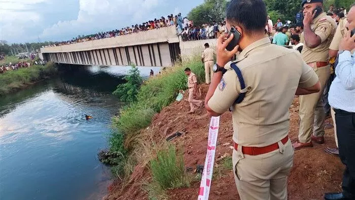 Karnataka: कार पलटकर वी.सी. नहर में गिरी 1 मौत, 2 लापता