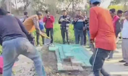 संभल: जिला प्रशासन ने चंदौसी में सरकारी तालाब पर बनी अवैध मजार हटाई