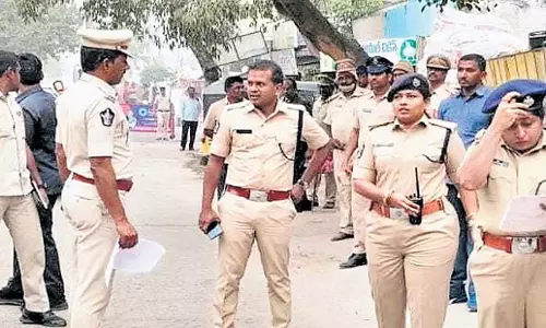 Andhra: गुंटूर में घेराबंदी और तलाशी अभियान के दौरान पुलिस ने 46 वाहन जब्त किए Andhra: गुंटूर में घेराबंदी और तलाशी अभियान के दौरान पुलिस ने 46 वाहन जब्त किए