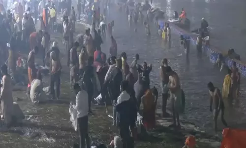 MahaKumbh: बसंत पंचमी पर गंगा में अमृत स्नान के लिए प्रयागराज में उमड़े श्रद्धालु