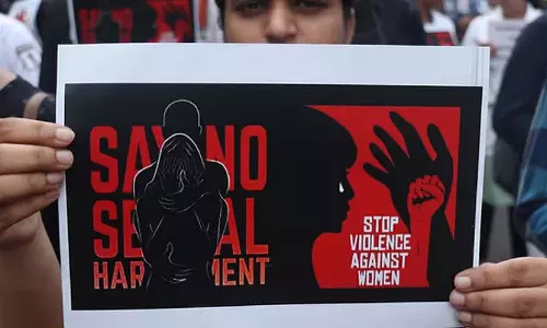 मुंबई के बांद्रा टर्मिनस पर ट्रेन में महिला से बलात्कार, कुली गिरफ्तार मुंबई के बांद्रा टर्मिनस पर ट्रेन में महिला से बलात्कार, कुली गिरफ्तार