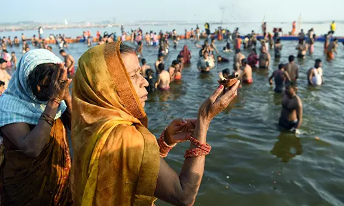 Prayagraj: त्रिवेणी संगम पर बसंत पंचमी स्नान के लिए श्रद्धालुओं ने की व्यवस्था की सराहना