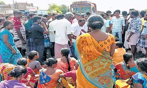 Tamil Nadu: वल्लनडु में ऋण के कारण घर जब्त होने पर व्यक्ति ने आत्महत्या कर ली Tamil Nadu: वल्लनडु में ऋण के कारण घर जब्त होने पर व्यक्ति ने आत्महत्या कर ली