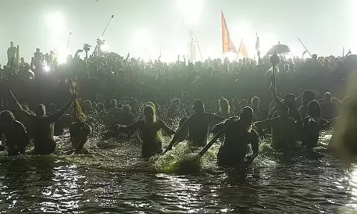 Maha Kumbh : मंत्रोच्चार के साथ समापन - हर हर महादेव के जयकारे, प्रयागराज में हाई अलर्ट