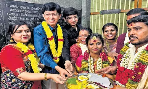 Tamil Nadu: पूर्व कलेक्टर ने सुनामी से बचे सबसे युवा व्यक्ति की शादी संपन्न कराई