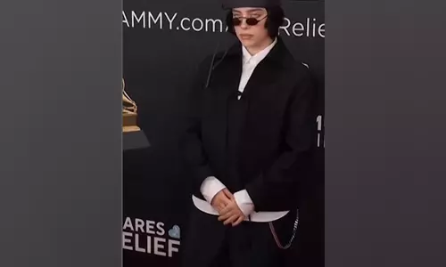 Billie Eilish 2025 ग्रैमी में क्लासिक ब्लैक लुक में पहुंचीं