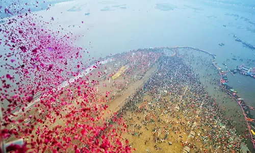 Maha Kumbh: त्रिवेणी संगम में अखाड़ों के साधुओं ने लगाई डुबकी
