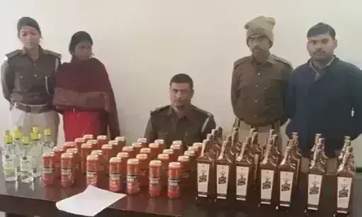 Nawada: पुलिस ने प्रेस लिखी कार से भारी मात्रा में शराब बरामद किया Nawada: पुलिस ने प्रेस लिखी कार से भारी मात्रा में शराब बरामद किया