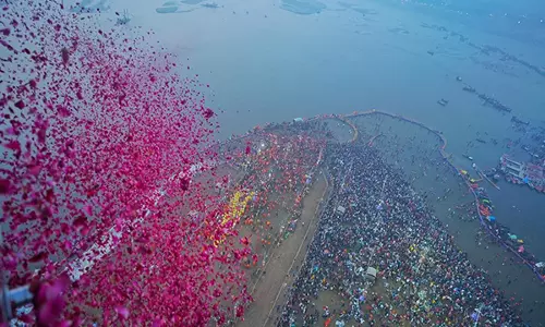 Maha Kumbh: बसंत पंचमी पर अमृत स्नान के दौरान साधु-संतों पर पुष्प वर्षा की गई