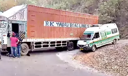 Odisha : घाट रोड पर फंसी लॉरी