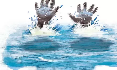 Odisha: सेल्फी लेने के चक्कर में नाव पलटी, दो छात्रों के डूबने की आशंका Odisha: सेल्फी लेने के चक्कर में नाव पलटी, दो छात्रों के डूबने की आशंका