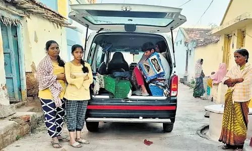 Telangana: तेलंगाना में मृतक के साथ परिवार ने एम्बुलेंस में बिताई रात Telangana: तेलंगाना में मृतक के साथ परिवार ने एम्बुलेंस में बिताई रात