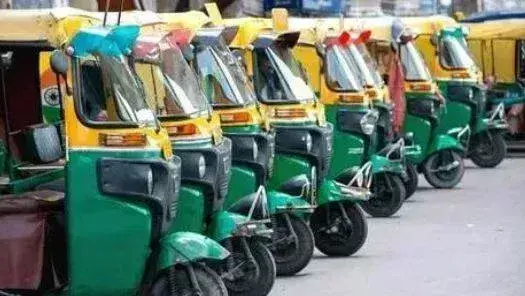 Kazhakkottam के पास अत्यधिक ऑटो किराए से तकनीकी कर्मचारी परेशान Kazhakkottam के पास अत्यधिक ऑटो किराए से तकनीकी कर्मचारी परेशान