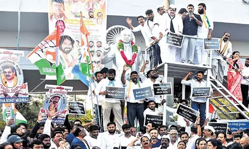 Telangana: कांग्रेस ने केंद्र के भेदभाव के खिलाफ किया प्रदर्शन