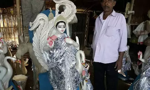 Assam :  डेमो में सरस्वती मूर्ति की बिक्री में गिरावट वरिष्ठ मूर्तिकार मणि पॉल