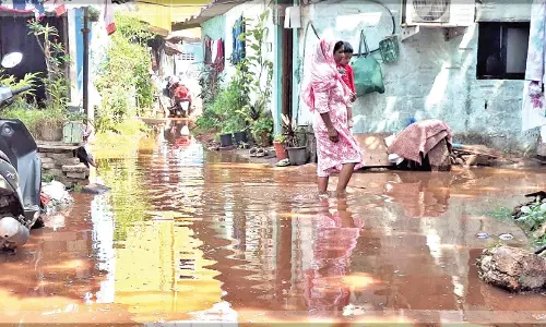 Bhatlem में पानी की पाइपलाइन फटने से घरों में पानी भर गया