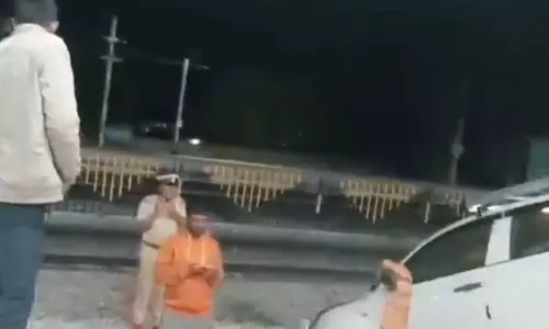 अरे बाबा! रेलवे ट्रैक पर पहुंची कार, नशेड़ी ने ये क्या कर डाला! VIDEO अरे बाबा! रेलवे ट्रैक पर पहुंची कार, नशेड़ी ने ये क्या कर डाला! VIDEO