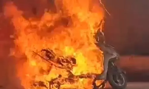 Lakhimpur: विलोबी गेट के सामने स्कूटी आग का गोला बनी Lakhimpur: विलोबी गेट के सामने स्कूटी आग का गोला बनी