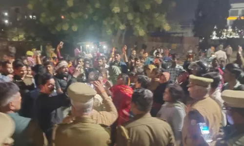 Lucknow: पावर हाउस चौराहे पर आठ वर्षीय छात्रा का शव रखकर प्रदर्शन