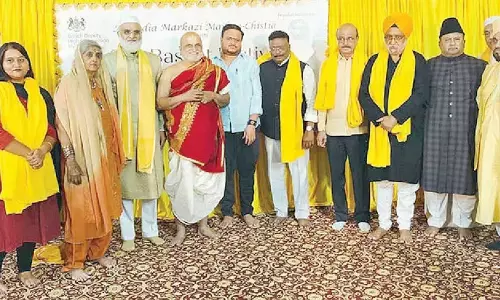Telangana : चिलकुर के पुजारी सूफी बसंत उत्सव में शामिल हुए Telangana : चिलकुर के पुजारी सूफी बसंत उत्सव में शामिल हुए