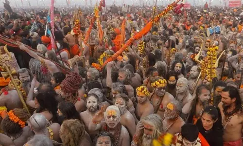 Prayagraj: त्रिवेणी तट पर नागा साधुओं के अनोखे प्रदर्शन ने मोहा मन Prayagraj: त्रिवेणी तट पर नागा साधुओं के अनोखे प्रदर्शन ने मोहा मन